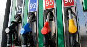 Почему на АЗС не дешевеет бензин и дизель, когда в опте цены падают