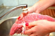 Биолог Баранова: мытье мяса перед готовкой не очищает его от вредителей