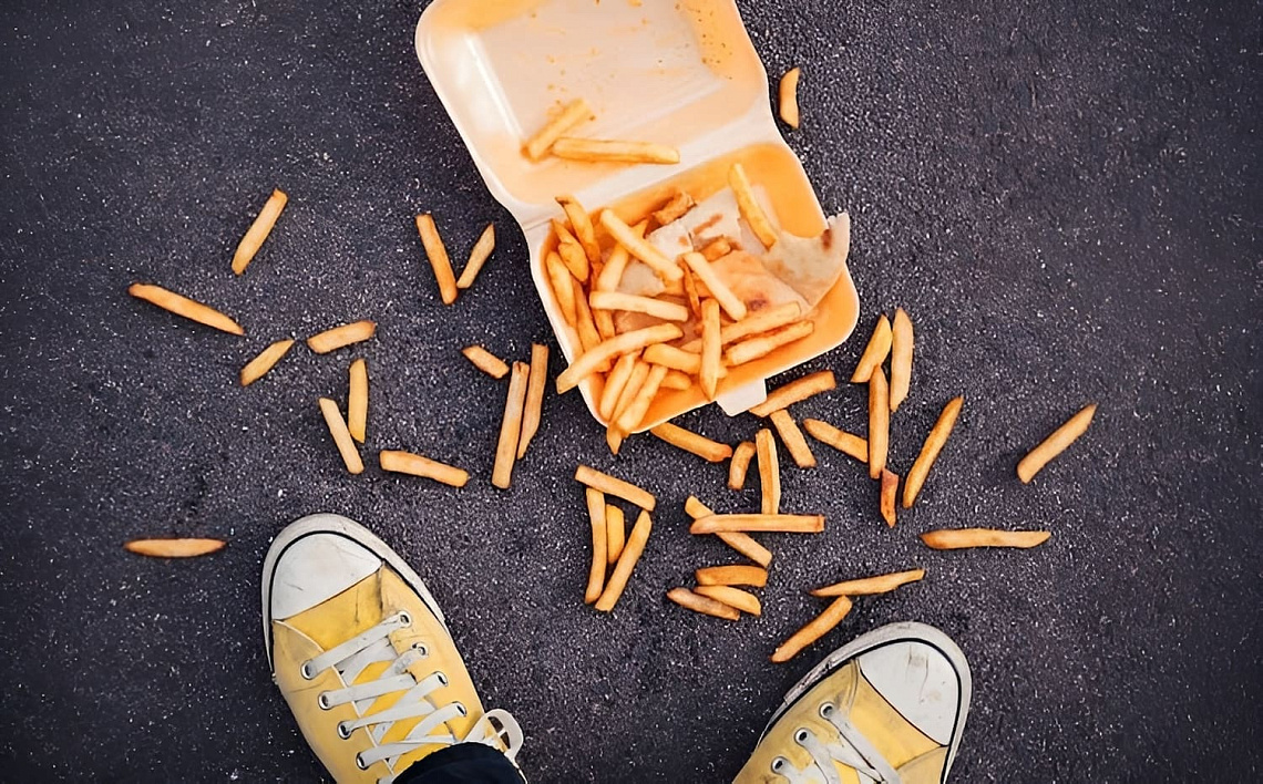 Роспотребнадзор рассказал, можно ли есть упавшую на пол еду