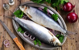 Диетолог Садыков назвал сельдь полезной для похудения рыбой
