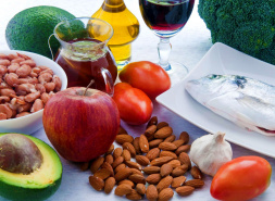 Терапевт объяснил, какая еда повышает и понижает холестерин