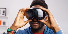 Врач предупредил об опасности для здоровья шлема Apple Vision Pro