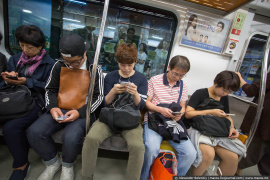Россиянам рассказали о рисках использования смартфона в транспорте