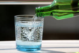 "Помешайте ложкой": Эндокринолог Павлова объяснила, как правильно пить минеральную воду