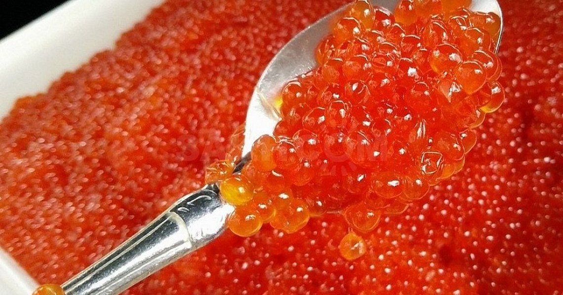 Покупателей научили, как выбрать красную икру без добавок и паразитов