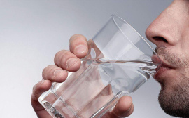 Врачи: недостаточное питье воды может стать причиной лишнего веса